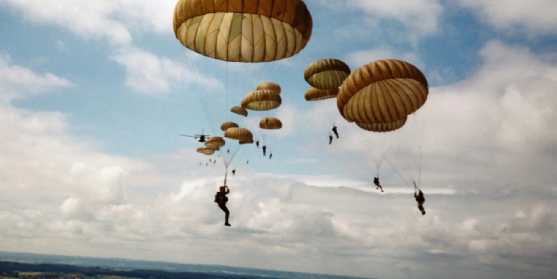 Fallschirmjäger unter Rundkappenschirmen