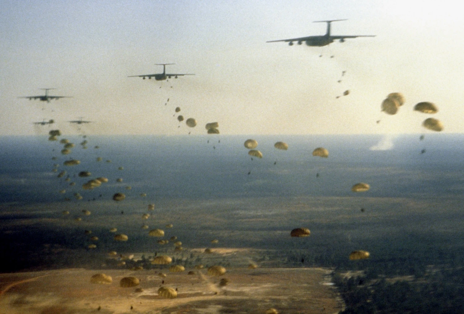 Fallschirmjäger springen aus C-141-Transportflugzeugen