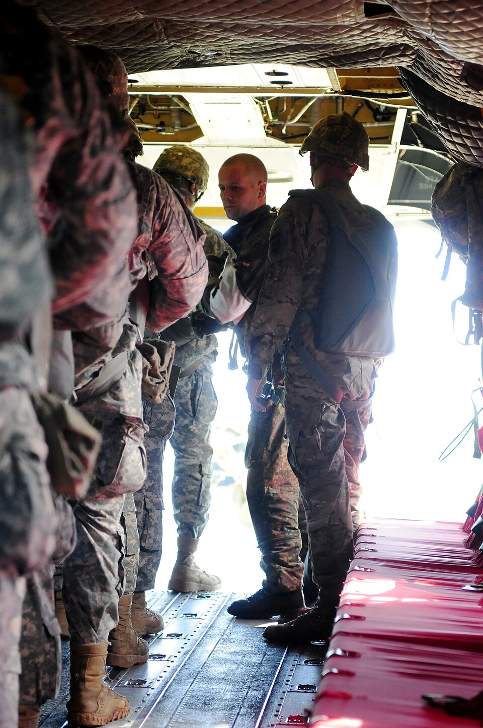 Deutsche und amerikanische Fallschirmjäger trainieren gemeinsam bei Luftlandeoperationen