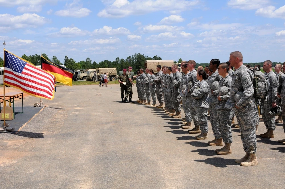 Zeremonie zur Übergabe deutscher Fallschirmschwingen an US-Fallschirmjäger