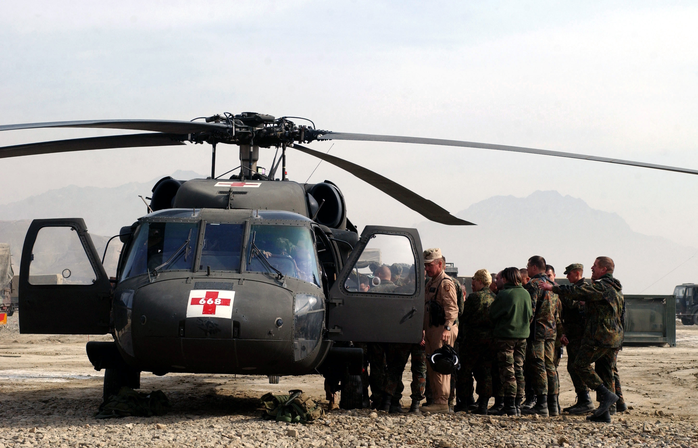 Deutsche Soldaten in Kabul bei einer Einweisung an einem HH-60 Black Hawk im Januar 2003
