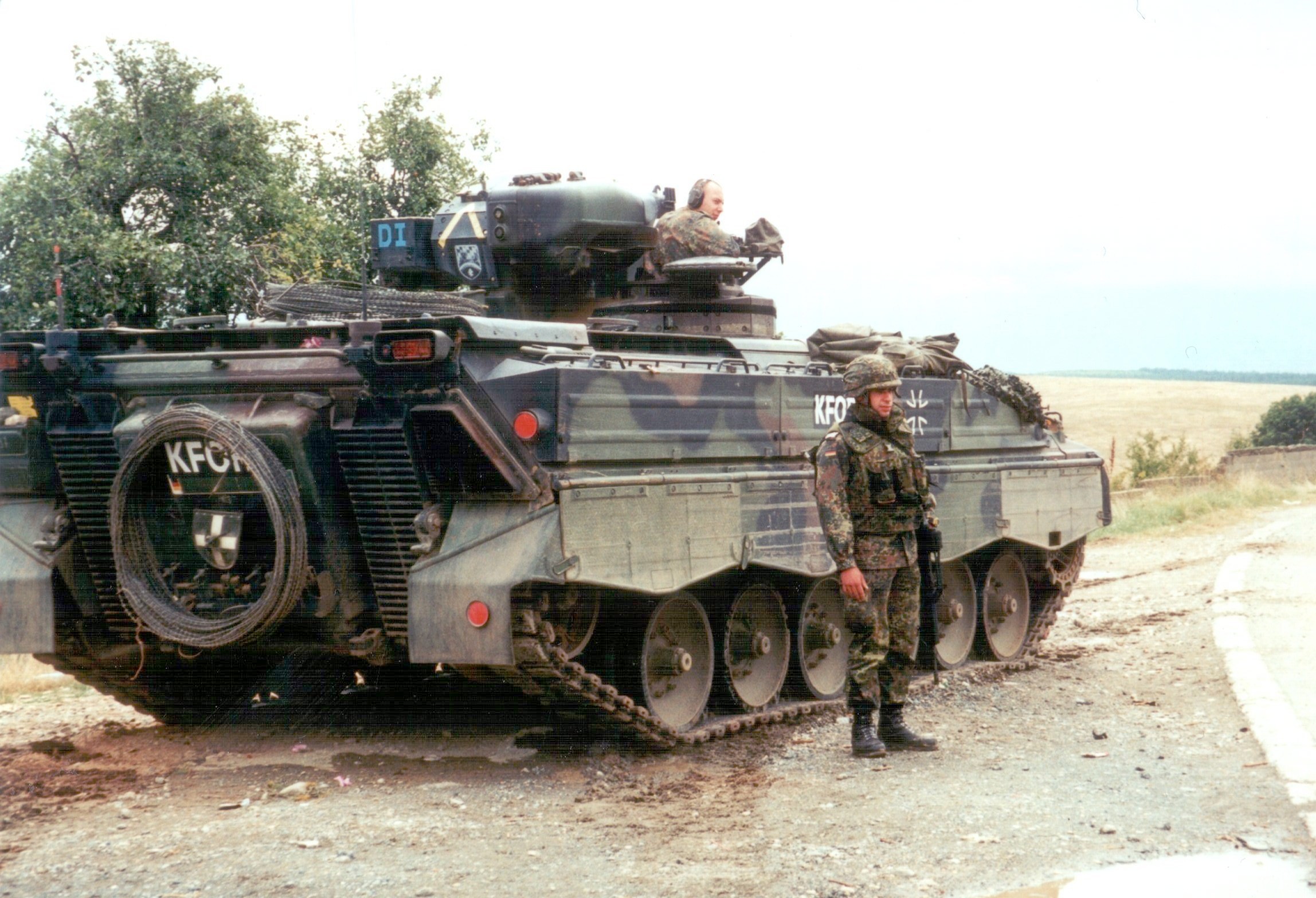 Deutsches KFOR-Kettenfahrzeug Marder im Kosovo 1999