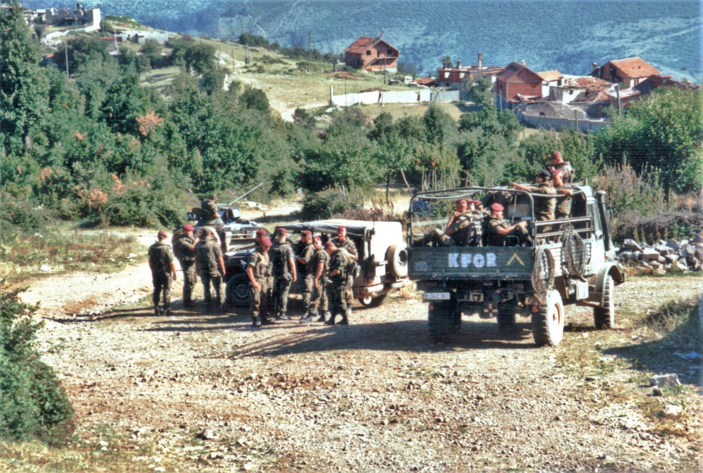 Deutsche KFOR-Soldaten auf Patrouille im südlichen Kosovo 1999