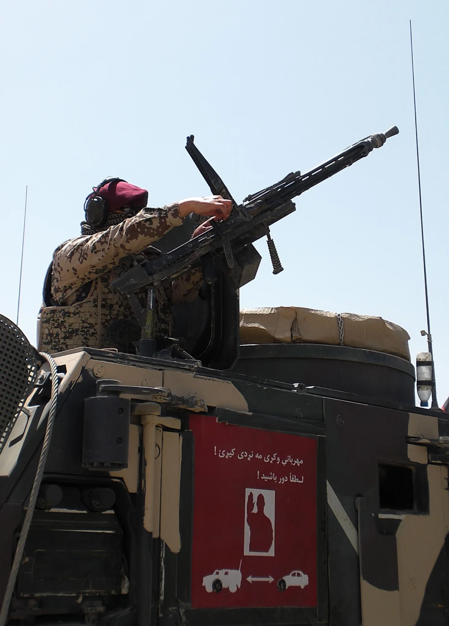 Fallschirmjäger mit MG3 auf einem Transportpanzer Fuchs in Kunduz 2009
