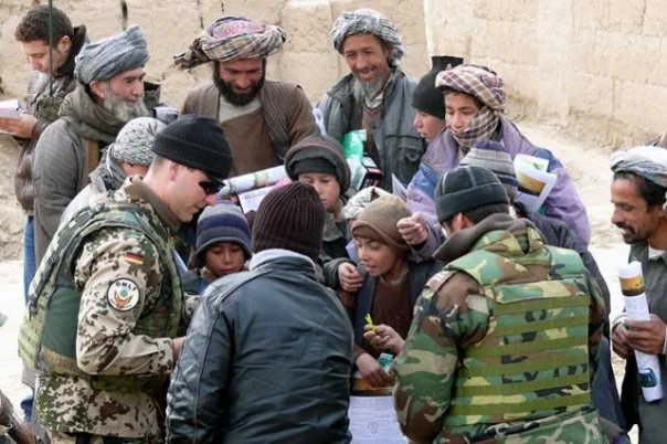 Deutsche OMLT-Soldaten mit afghanischen Soldaten und Zivilisten 2009