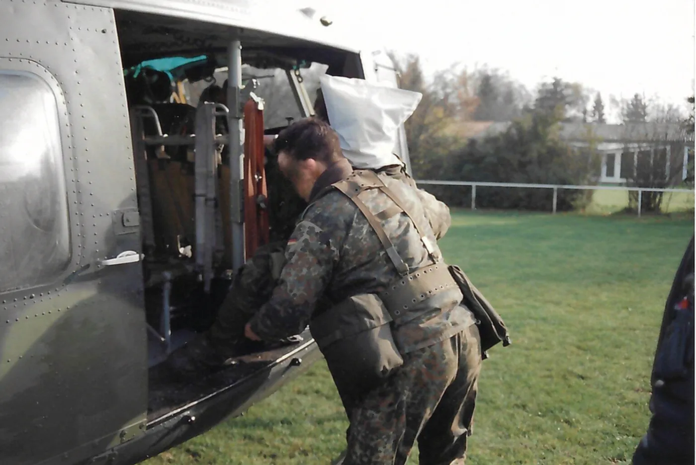 Fallschirmjäger bei einer Hubschrauberbewegung während Schinderhannes 1994