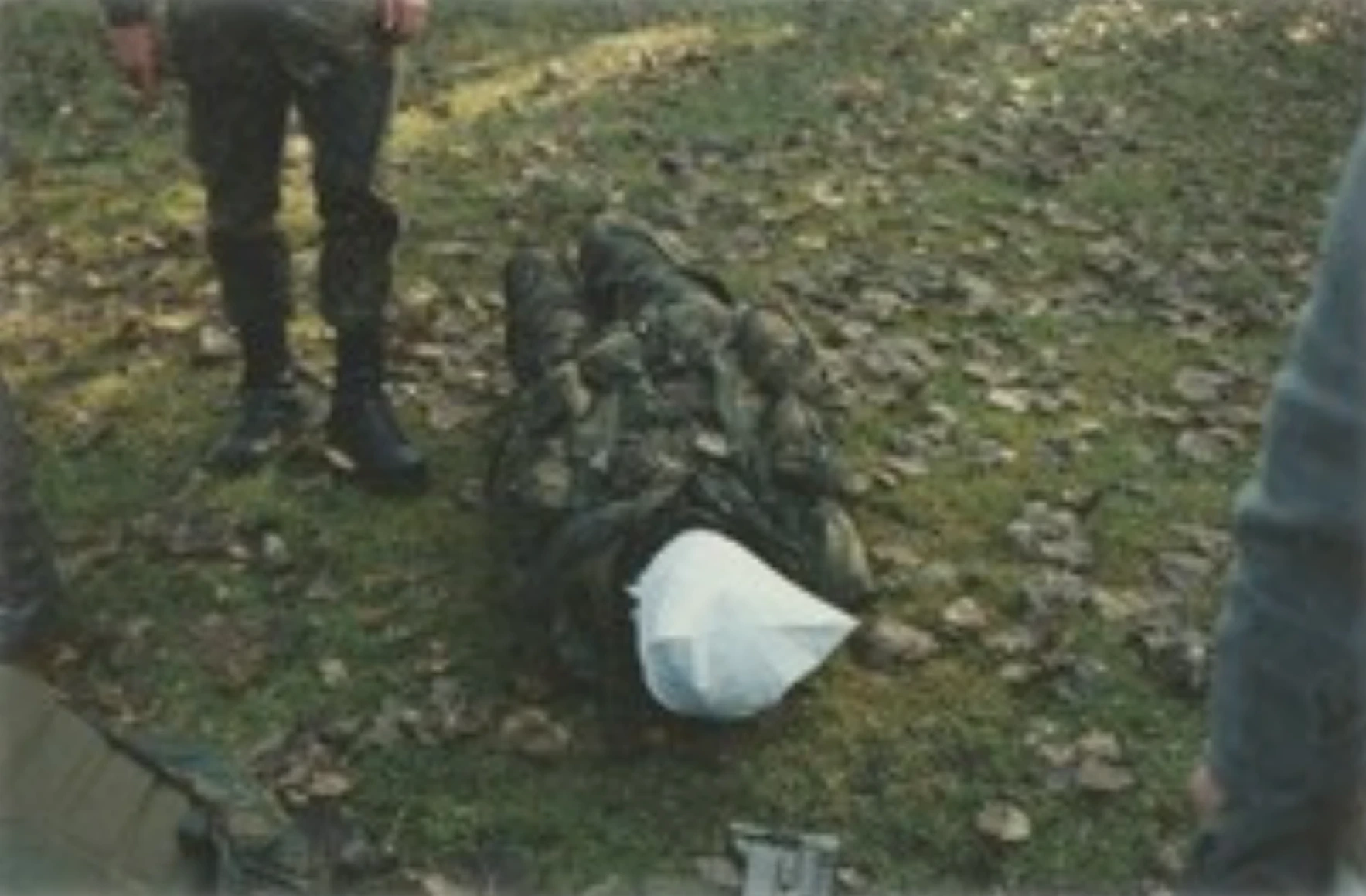 Historische Aufnahme eines bei der Übung Schinderhannes 1994 festgesetzten SAS-Soldaten am Boden