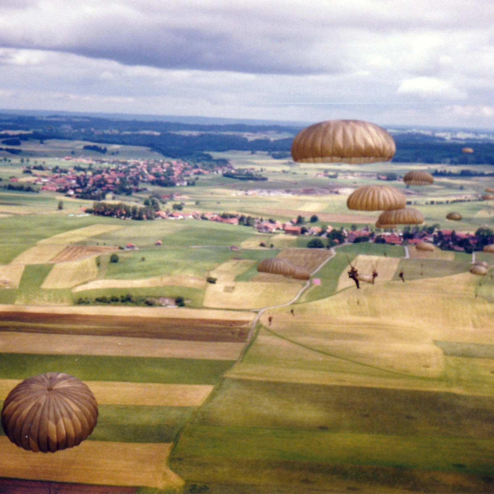 Rundkappenschirme beim Sprungdienst in den 1990er Jahren