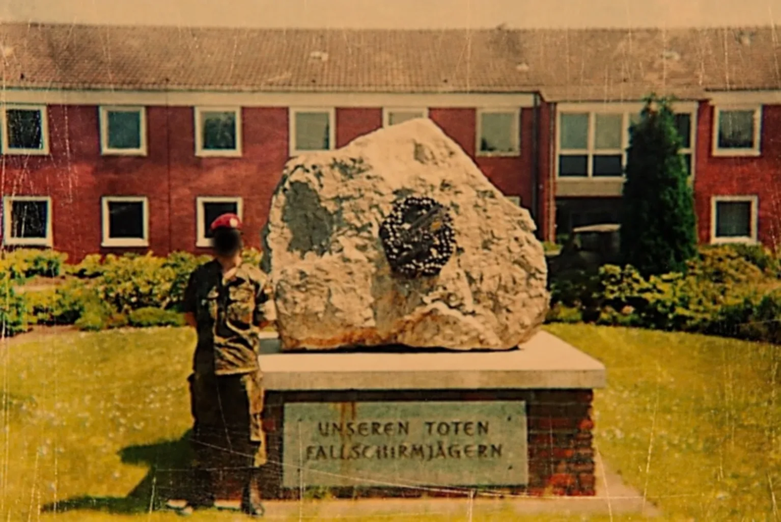 Ehrenmal für verstorbene Fallschirmjäger in Varel